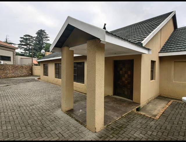 4 BEDROOM HOUSE FOR SALE IN VANDERBIJLPARK SW 5